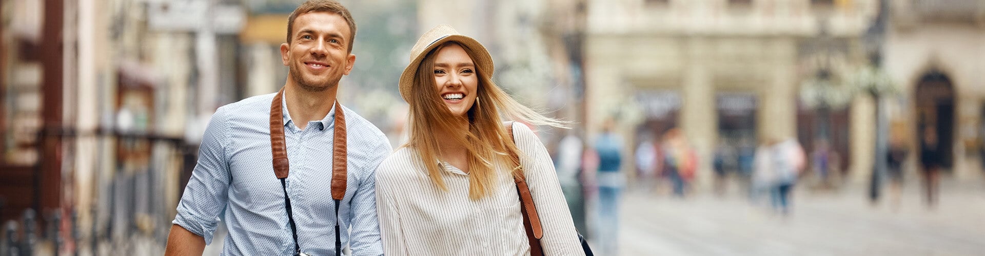 Reiseversicherungen vergleichen, ein Pärchen genießet einen Städtetrip