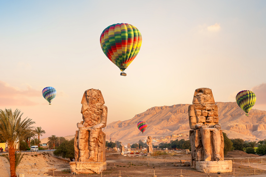 Heißluftballons über dem Tal der Könige in der Tempelstadt Luxor in Ägypten