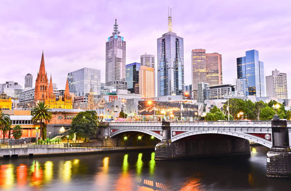 Blick auf Melbourne, Australien mit Hochhäusern und Brücke