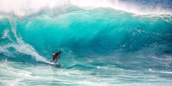Mann surft auf Riesenwelle in Australien