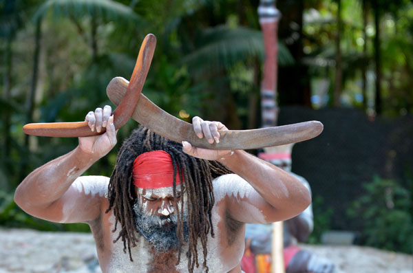 Aborigine, australischer Ureinwohner mit Boomerang