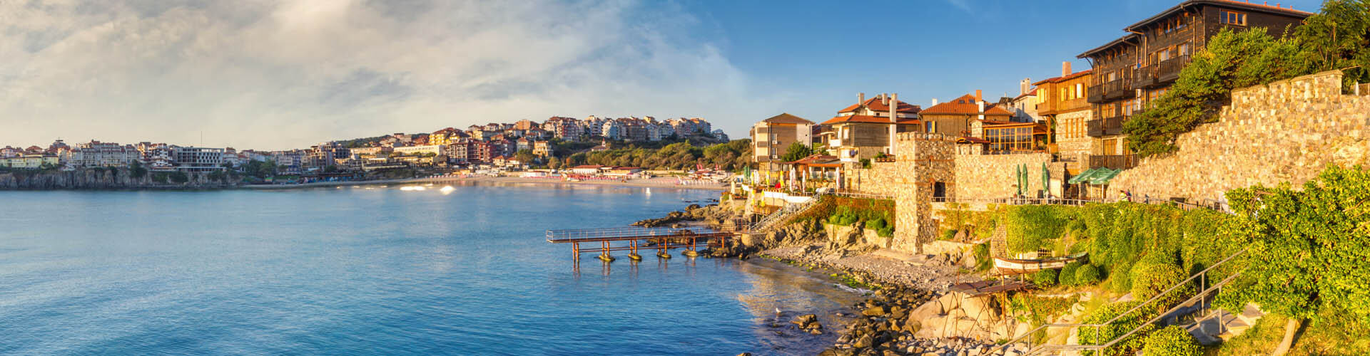 Aussicht Küstenstadt in Bulgarien, Häuser in einer Meeresbucht - mit Auslandskrankenversicherung sicher verreisen!