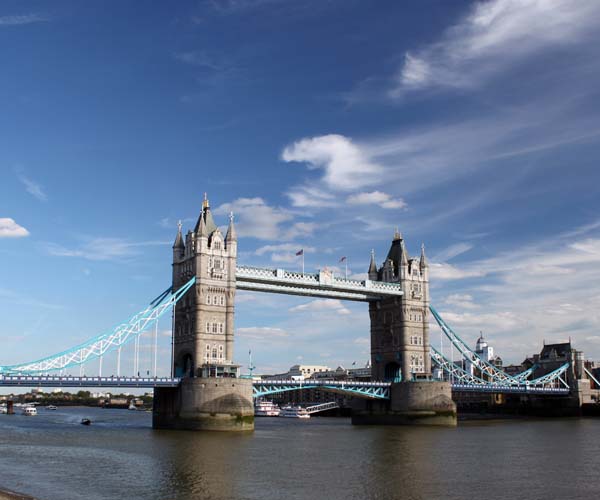 Die Tower Bridge in London gut versichert erleben!