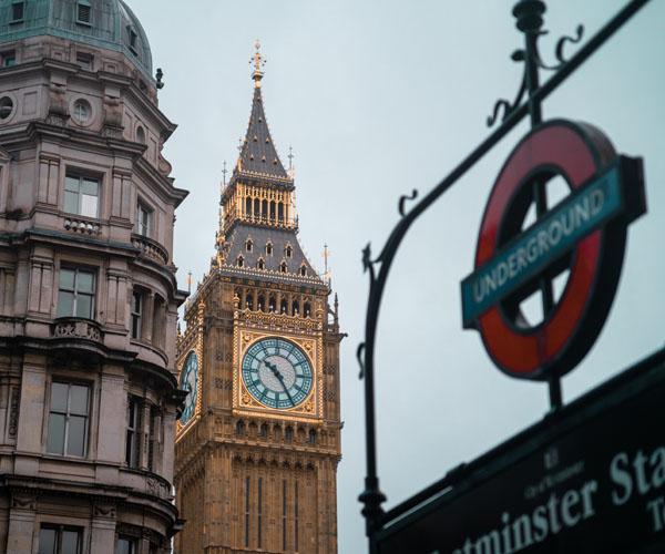 Der Big Ben in London, mit einem Underground Zeichen