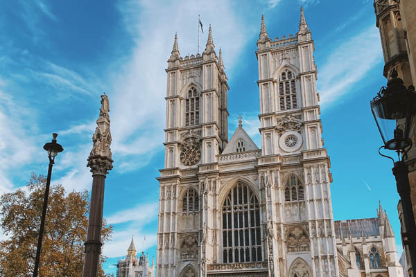 Außenansicht der Westminster Abbey in London.