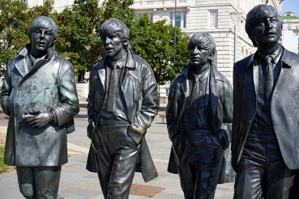 Liverpool, England: Staue der Beatles.