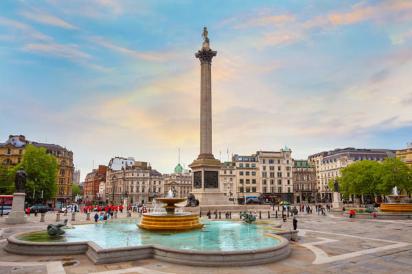 Brunnen und Columbus Statue am Trafalgar Square in London.