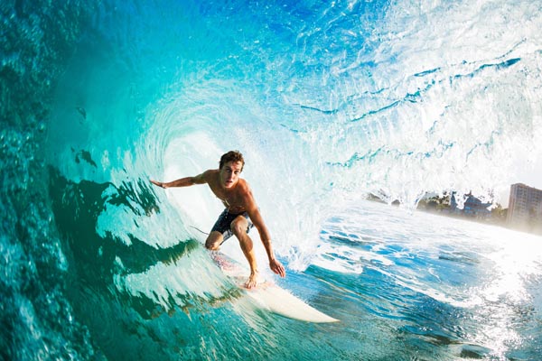 Mann mit Surfboard, auf einer Welle reitend