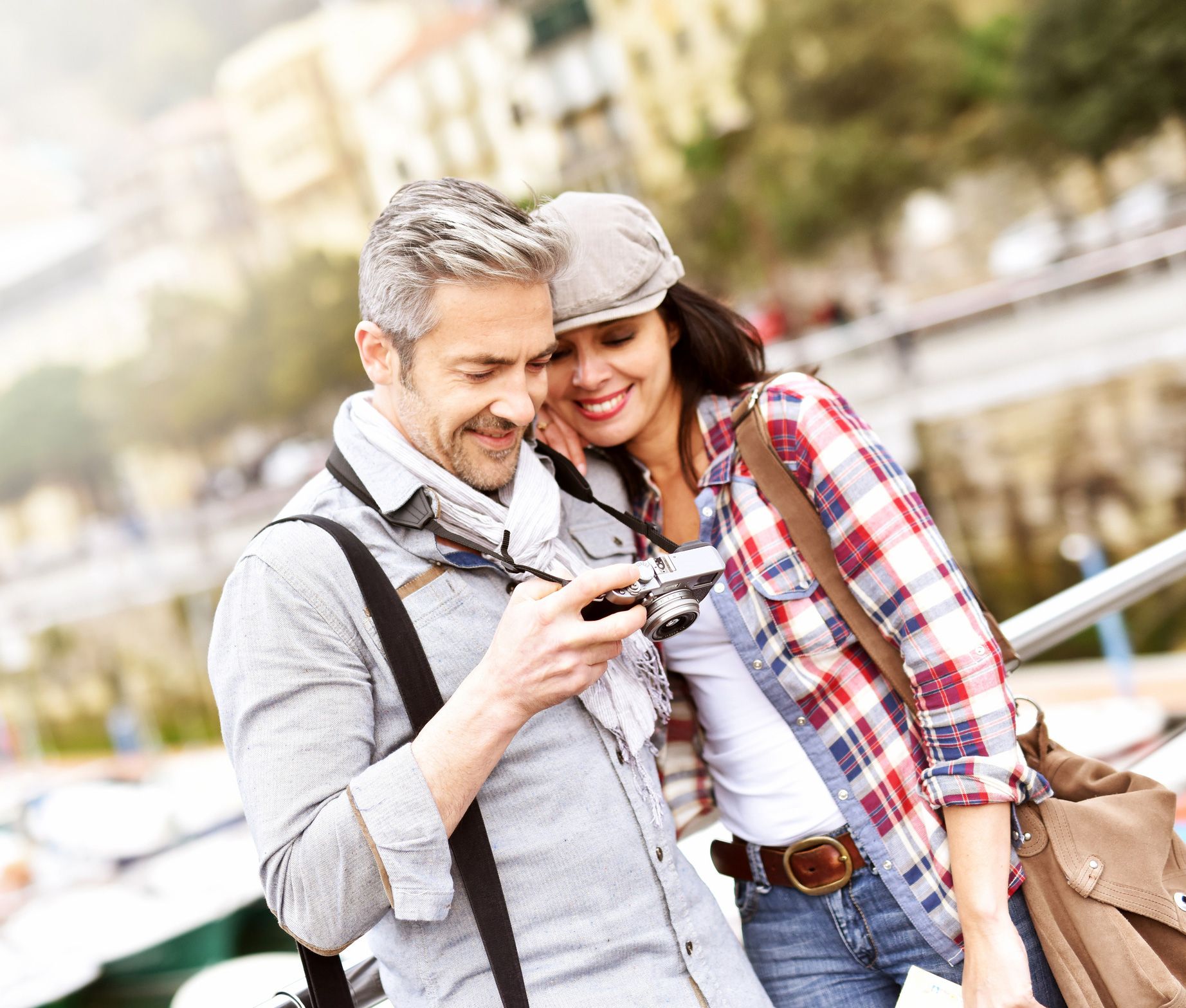 Ein Pärchen im Uraub, sie schauen auf ihre Digitalkamera