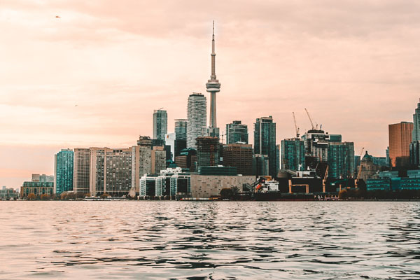 Blick vom Wasser aus auf die Skyline von Toronto, Kanada