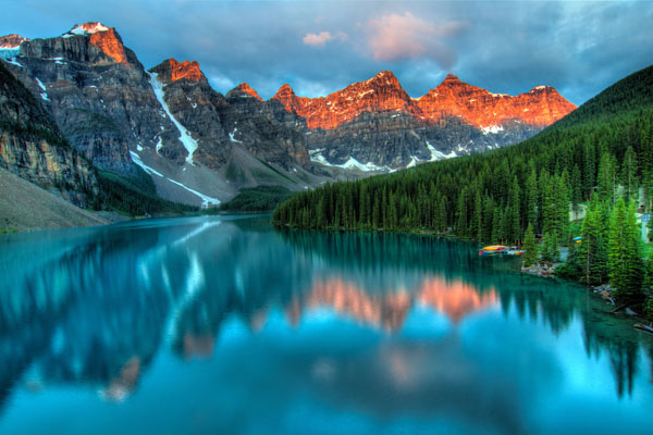 Blick auf Banff Nationalpark, Kanada, Berge und Fluss mit Spiegelreflexion