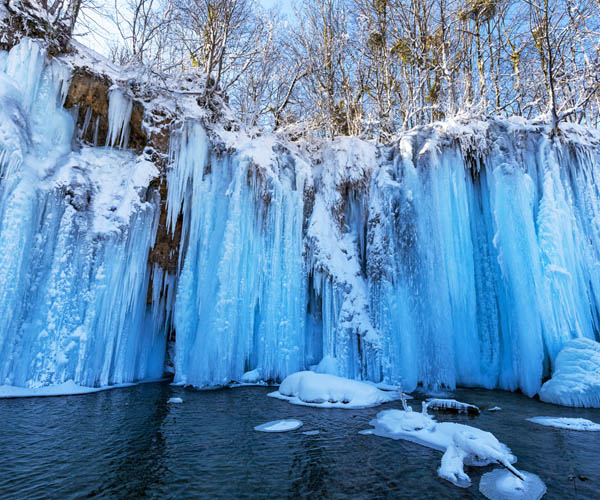 Schnee und vereiste Wasserfälle in den Nationalparks von Kroatien.
