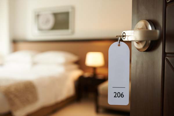 Hotelzimmer, ein Schlüssel steck in der Tür
