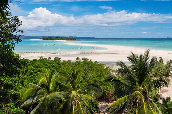 Weißer Sandstrand, türkisblaues Meer und grüne Palmen auf Madagaskar