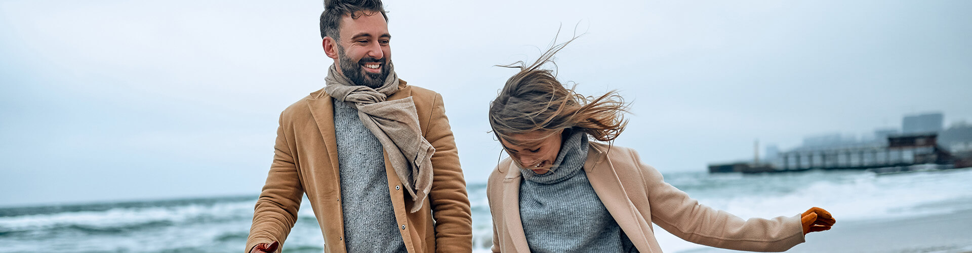 Ein Pärchen genießt ihren Urlaub bei einem Spaziergang am Strand