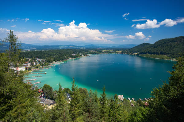 Klopeiner See in Kärnten, Österreich, blaues Wasser umgeben von Wald