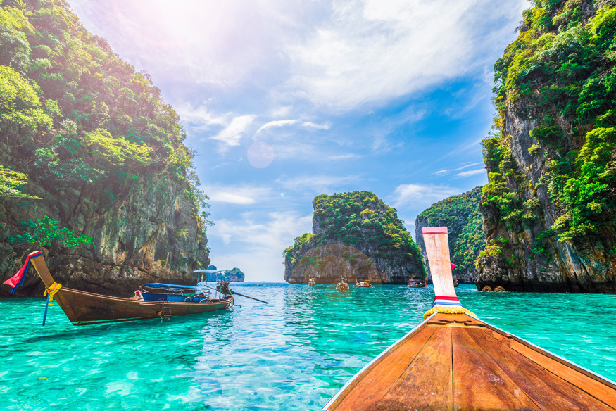 Eine Longtail Boot Tour in Thailand gut versichert erleben.