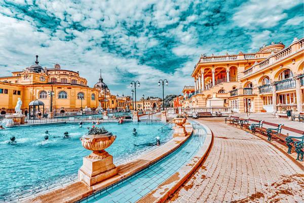 Szechenyi Bad in Budapest ist ein gutes Ziel für einen gut versicherten Kurzurlaub