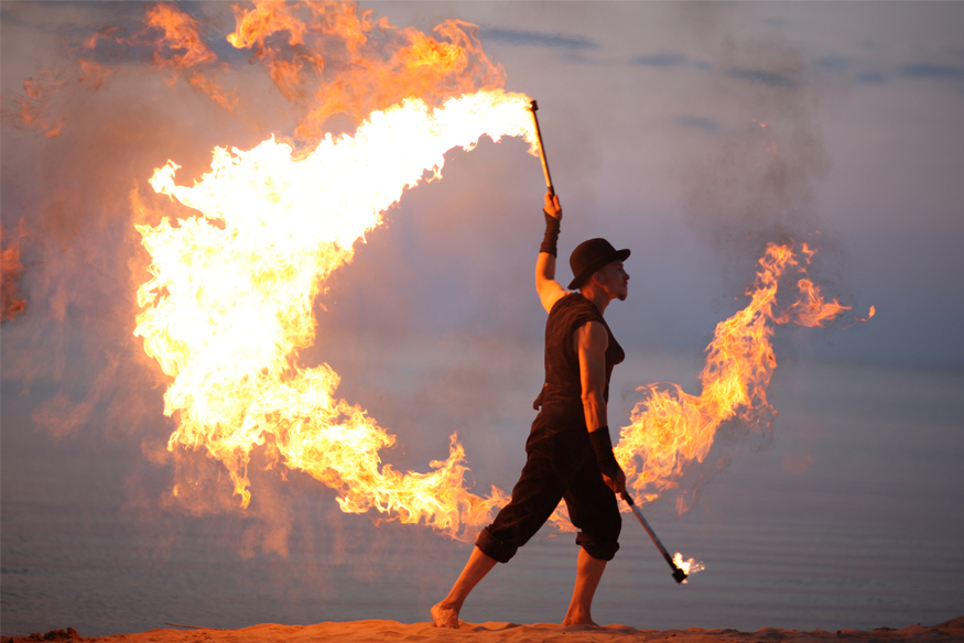 Feiern am Burningman Festival gut versichert mit Reiseversicherung und Ticketversicherung.