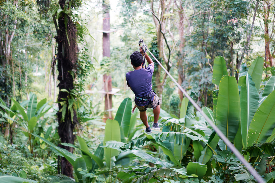 Mit der Zipline durch den kolumbianischen Dschungle sorglos mit einer guten Reiseversicherung.