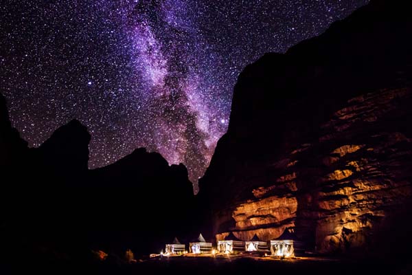 Eine Nacht im Beduinencamp in der jordanischen Wüste verbringen ohne Sorgen dank einer Reiseversicherung.