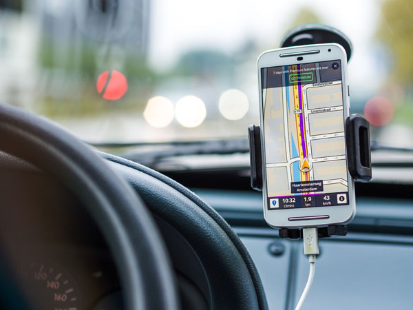 Auto mit Smartphone, App für Navigation