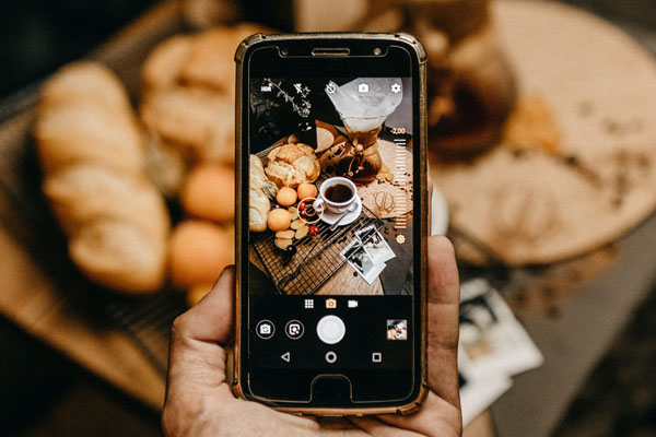 Smartphone fotografiert Essen, Frühstück