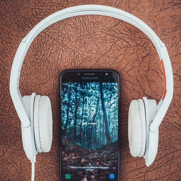 Smartphone und Kopfhörer um Musik zu hören