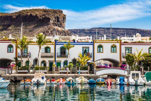 Die Küste von Gran Canaria bietet auch im Herbst noch einen Badeurlaub.