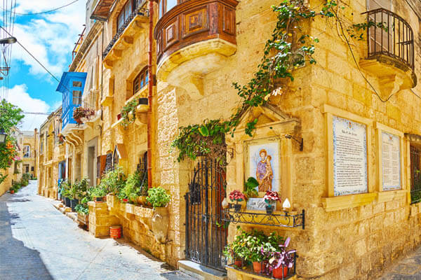 Die pittoresken Straßen von Malta gut versichert entdecken.