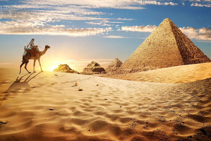 Zu den Pyramiden von Gizeh mit der passenden Reiseversicherung.