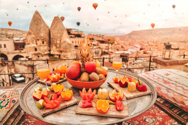 Ein Picknick auf den Dächern in Kappadokien und vieles andere im Urlaub in der Türkei genießen.