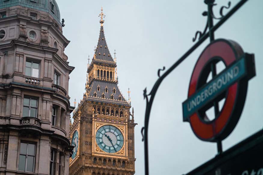 Clock tower, Elisabeth tower - Big Ben in London, England und ein Underground Zeichen