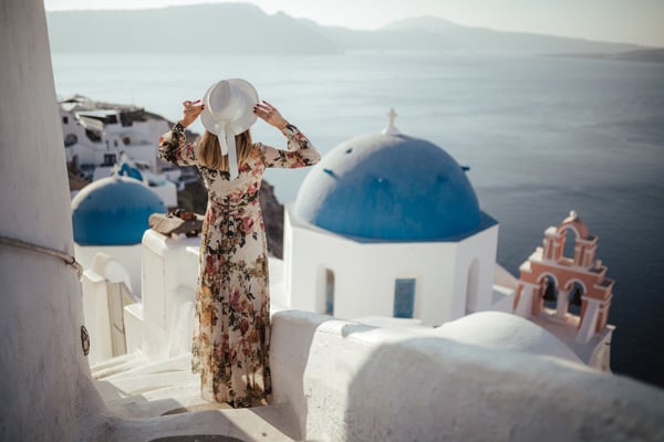 Frau mit langem Kleid und Sonnenhut in Griechenland