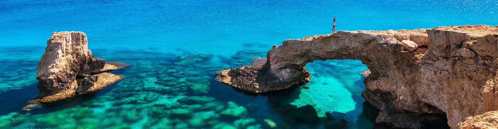 Türkisblaues Meer und felsige Küste in Zypern