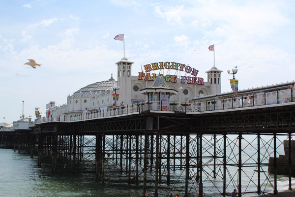 Die englische Stadt Brighton, Gebäude am Meer.